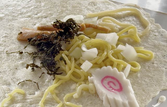 麺にナルト、メンマ、ノリ、タマネギも乗せて
