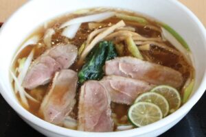 「加茂七谷温泉 美人の湯」が「一風堂」と共同開発した「愛KAMOらーめん」