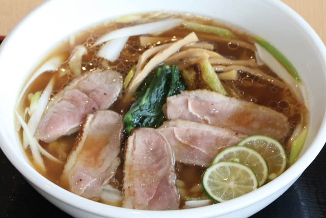 「加茂七谷温泉 美人の湯」が「一風堂」と共同開発した「愛KAMOらーめん」