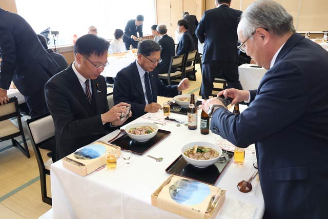 お披露目会で試食