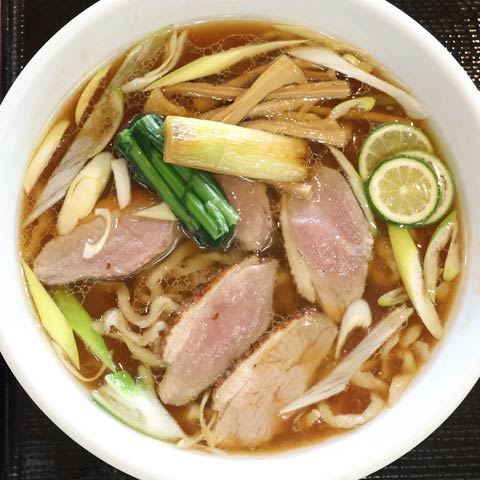 愛KAMOらーめんの丼顔