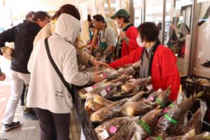 今朝掘りたけのこ直売に初競りも 田上町で春恒例のたけのこまつりが18日開幕