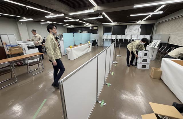 三条庁舎（三条市厚生福祉会館）の期日前投票所の撤収作業