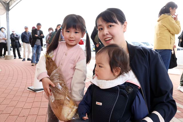 たけのこ初競りで3,500円で落札した加茂市の家族
