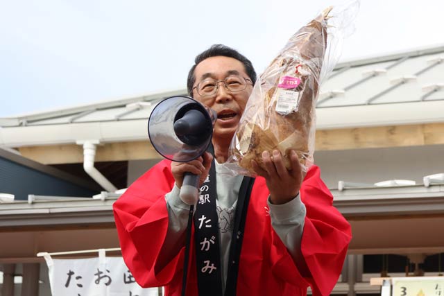 初競りにかけた「きょう一番」の立派なタケノコ