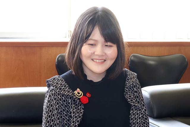 滝沢市長と話すひらりさん