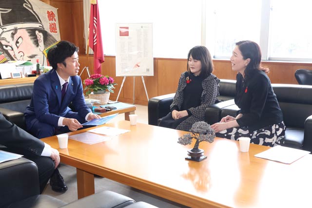 母絵美さんとともに滝沢市長と歓談