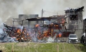 三条市で昼火事 アパートが全焼し女性がやけどで救急搬送