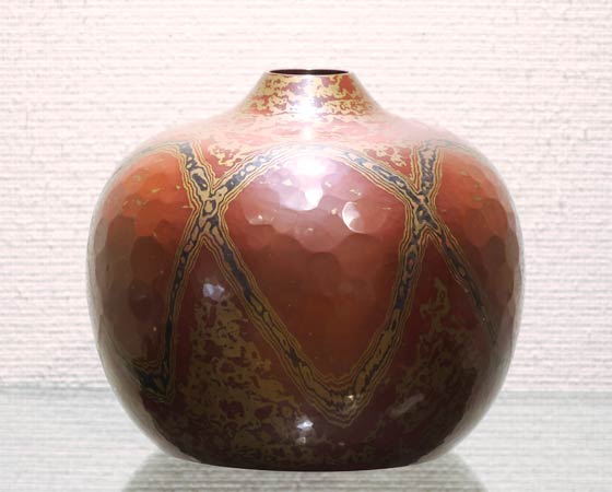 玉川達士作「木目金花瓶」第43回伝統日本金工展・石洞美術館賞受賞（2016年）