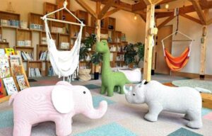 リニューアルする「森の湯小屋 さぎの湯 しらさぎ荘」の館内の読書室「さぎの森文庫」