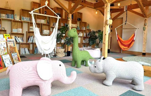 リニューアルする「森の湯小屋 さぎの湯 しらさぎ荘」の館内の読書室「さぎの森文庫」