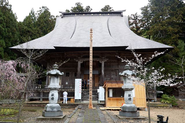 本尊の御開帳が行われている国上寺本堂