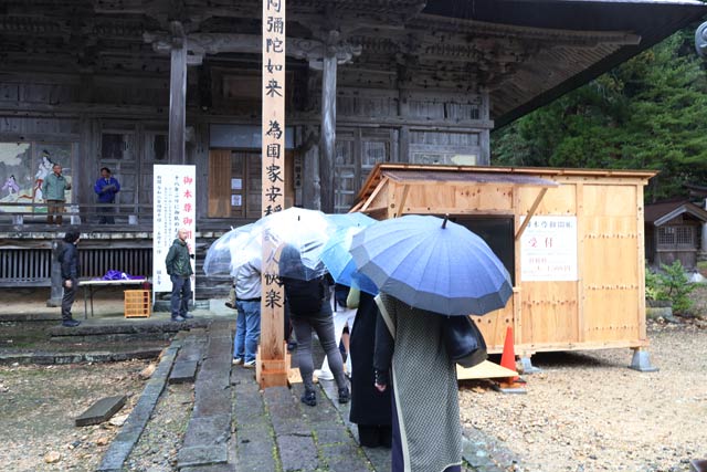 平日も拝観者が絶えない