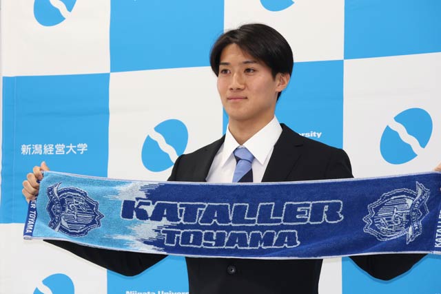 カターラ富山のタオルマフラーを手に