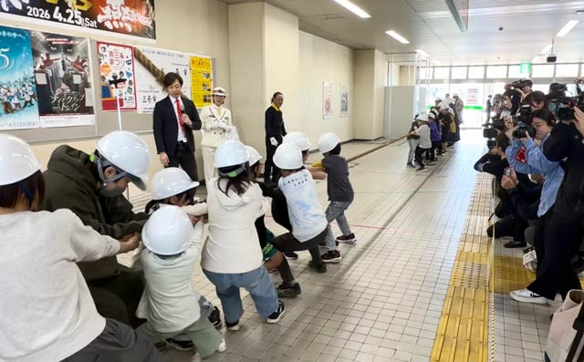 市境をはさんで綱引き