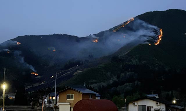 夜になってもあちこに火が見える