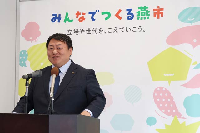 新デザインのバックパネルで佐野市長が定例会見