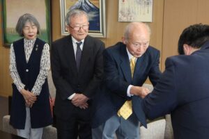 「水道の塔」保存運動の思いを寄付に 解散した「燕の水道の塔を愛する会」が燕市へ残金約8万6千円