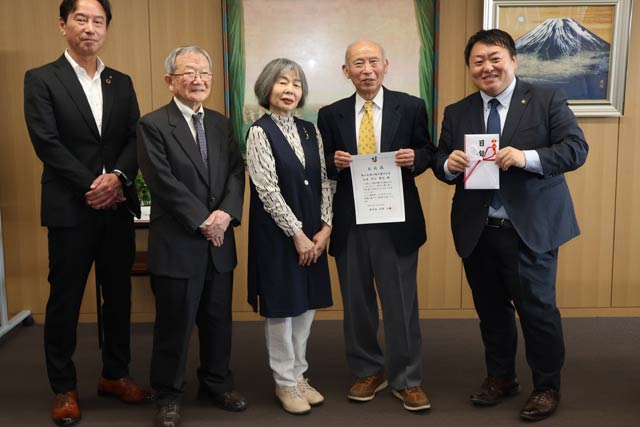 左から小林教育長、高橋さん、高桑さん、早川さん、佐野市長
