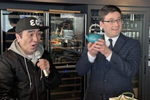 シェボイガン市のライアン・ソレンソン市長にアルチザンの急須をプレゼントする江頭さん