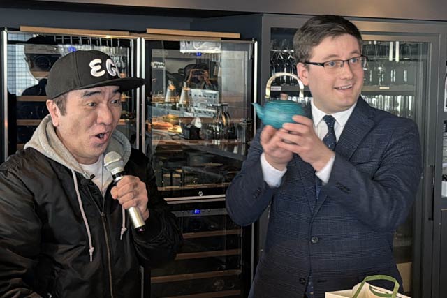 シェボイガン市のライアン・ソレンソン市長にアルチザンの急須をプレゼントする江頭さん