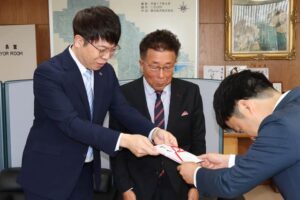 左から樋口社長、樋口会長、滝沢市長
