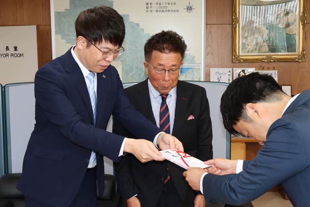 左から樋口社長、樋口会長、滝沢市長