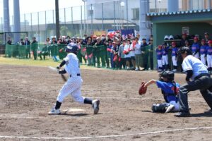 サヨナラ打を放つ小中川バファローズの七里選手
