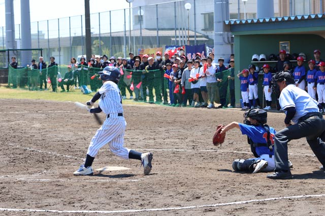 サヨナラ打を放つ小中川バファローズの七里選手