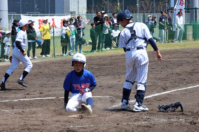 YABSが6回表に勝ち越しの本塁を踏む