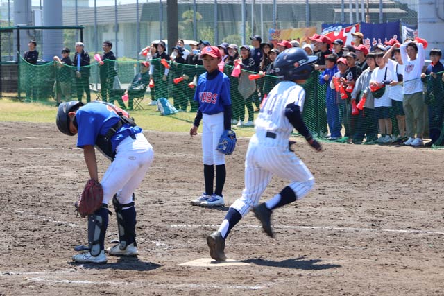 小中川バファローズのサヨナラ走者となった小川主将が本塁を踏む