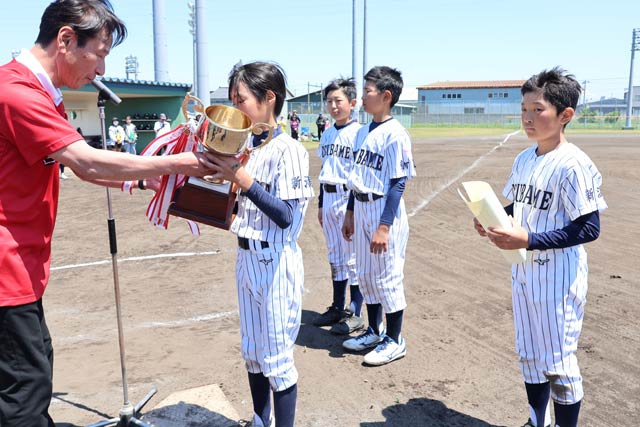 優勝の表彰を受ける小中川バファローズ