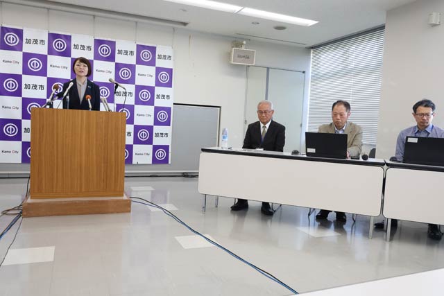 定例会見前にあいさつ