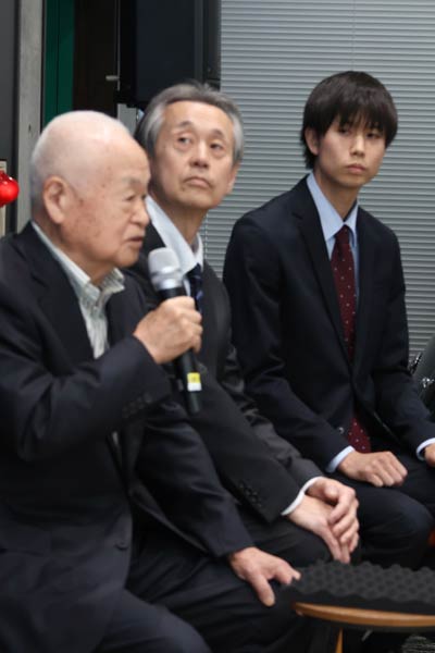席を並べる三代