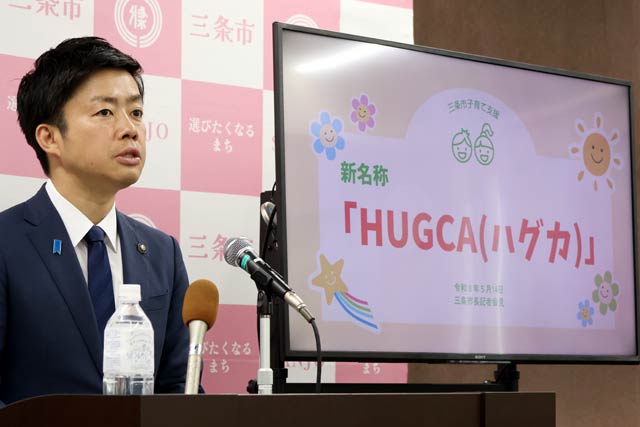 定例記者会見を行う滝沢市長