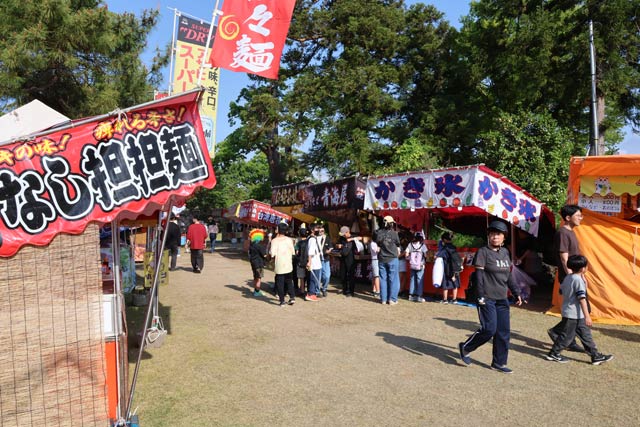 境内や参道に220の露店がぎっしり