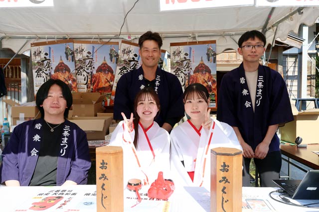 三条若衆会がテントで三条祭りグッズなど販売