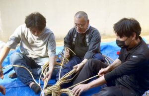 【三条祭り】八幡宮拝殿の鈴をぴかぴかに磨いて新たに編んだ鈴緒とともに奉納