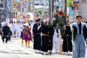 【三条祭り】青空の下で10万石の格式の大名行列から舞い込み