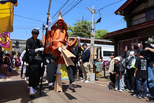 八幡宮の参道を進むてんぐ