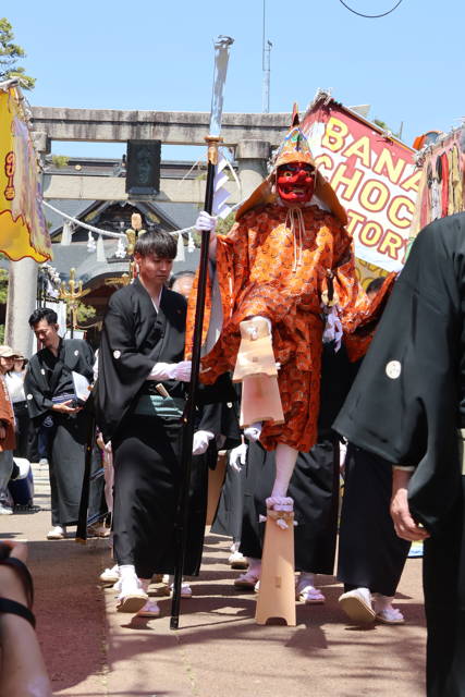 八幡宮を出発したてんぐ
