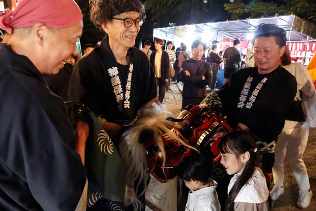 上横町保存会が戸隠神社で獅子舞パフォーマンス