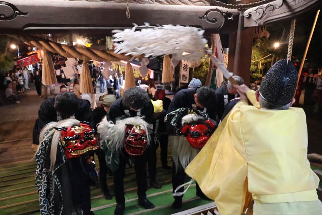 上横町保存会が戸隠神社で獅子舞パフォーマンス