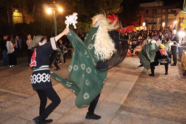 上横町保存会が戸隠神社で獅子舞パフォーマンス