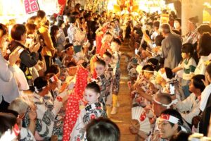 【燕春祭り】木場小路万灯組が戸隠神社に参拝して下座