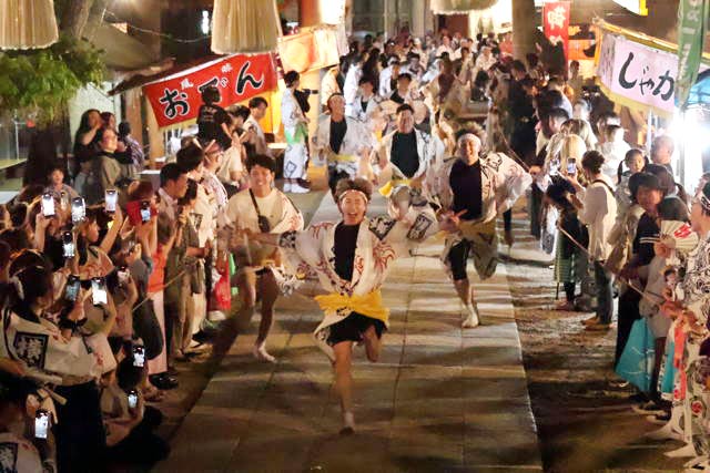 横町万灯保存会の舞い込み