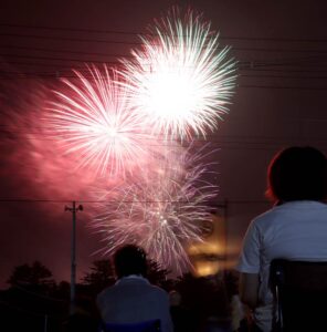 弥彦燈籠まつり奉納花火大会で初の「メッセージ花火」募集 先着10組、思いを込めた花火を夜空へ