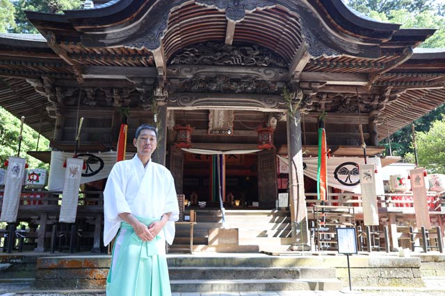 青海神社拝殿前で古川宮司