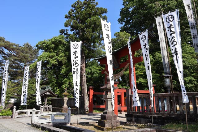 赤鳥居前ではためく「青海神社大祭」ののぼり旗
