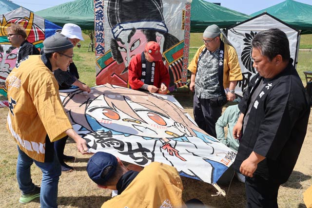 凧揚げを準備する「潟女DIY部後援会」の有志